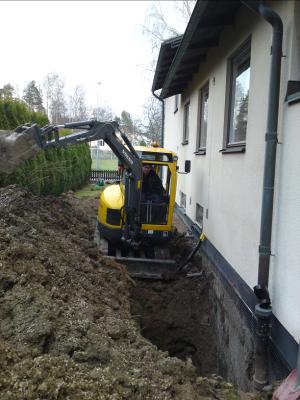 Drnering villa. Isolering grund Danderyd Enebyberg Djursholm Stocksund Bergshammra Tby Stockholm med 2x100mm Pordrn. Gjutning ny sulkant med fall. Installation  pumpgropar pga av berg samt pumpning upp till dagvattenbrunn. Uppgrvning oljetank som ej lnge var i drift. Dagvatten stuprr och drnering ansluten till pumpgropsbrunn vidare till kommunens dagvattensystem. (kommunens dagvatten lg hgre n drneringen.). CFS Bygg AB // Grv & Drnering Stockholm AB 