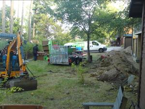 Drnering Drnera sutterng villa. lta Bagarmossen Pungpinan Gubbngen Hkarngen Skndal Farsta Strand  Trngsund Skogs Tyres Bollmora Strand Solsidan Igelboda Saltsjbaden Isolering grund med 2x100mm Pordrn. Gjutning ny sulkant med fall. Grovplanering tomt. Dagvatten stuprr och drnering ansluten till kommunens dagvattensystem. CFS Bygg AB // Grv & Drnering Stockholm AB