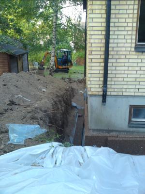 Drnering Drnera sutterng villa. lta Bagarmossen Pungpinan Gubbngen Hkarngen Skndal Farsta Strand  Trngsund Skogs Tyres Bollmora Strand Solsidan Igelboda Saltsjbaden Isolering grund med 2x100mm Pordrn. Gjutning ny sulkant med fall. Grovplanering tomt. Dagvatten stuprr och drnering ansluten till kommunens dagvattensystem. CFS Bygg AB // Grv & Drnering Stockholm AB