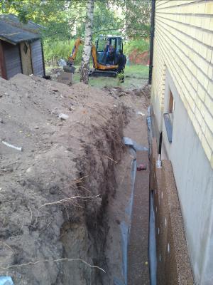 Drnering Drnera sutterng villa. lta Bagarmossen Pungpinan Gubbngen Hkarngen Skndal Farsta Strand  Trngsund Skogs Tyres Bollmora Strand Solsidan Igelboda Saltsjbaden Isolering grund med 2x100mm Pordrn. Gjutning ny sulkant med fall. Grovplanering tomt. Dagvatten stuprr och drnering ansluten till kommunens dagvattensystem. CFS Bygg AB // Grv & Drnering Stockholm AB