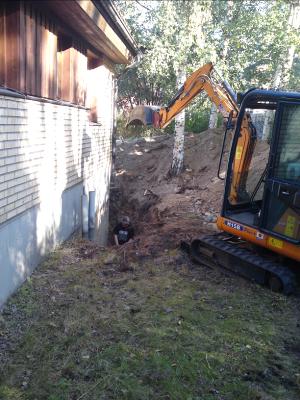 Drnering Drnera sutterng villa. lta Bagarmossen Pungpinan Gubbngen Hkarngen Skndal Farsta Strand  Trngsund Skogs Tyres Bollmora Strand Solsidan Igelboda Saltsjbaden Isolering grund med 2x100mm Pordrn. Gjutning ny sulkant med fall. Grovplanering tomt. Dagvatten stuprr och drnering ansluten till kommunens dagvattensystem. CFS Bygg AB // Grv & Drnering Stockholm AB