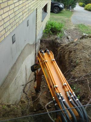 Drnering Drnera sutterng villa. lta Bagarmossen Pungpinan Gubbngen Hkarngen Skndal Farsta Strand  Trngsund Skogs Tyres Bollmora Strand Solsidan Igelboda Saltsjbaden Trollbcken Isolering grund med 2x100mm Pordrn. Gjutning ny sulkant med fall. Grovplanering tomt. Dagvatten stuprr och drnering ansluten till kommunens dagvattensystem. CFS Bygg AB // Grv & Drnering Stockholm AB