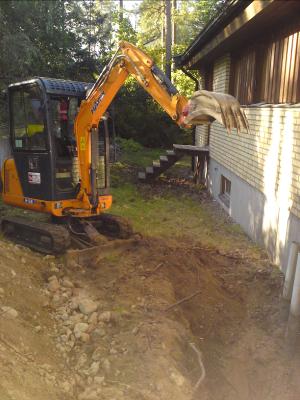 Drnering Drnera sutterng villa. lta Bagarmossen Pungpinan Gubbngen Hkarngen Skndal Farsta Strand  Trngsund Skogs Tyres Bollmora Strand Solsidan Igelboda Saltsjbaden Isolering grund med 2x100mm Pordrn. Gjutning ny sulkant med fall. Grovplanering tomt. Dagvatten stuprr och drnering ansluten till kommunens dagvattensystem. CFS Bygg AB // Grv & Drnering Stockholm AB