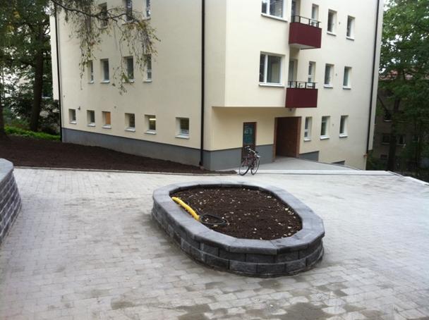 Marksten stdmur grdsplan Johanneshov Nacka Hammarby Enskede lvsj Hgersten lvsj Frungen Stureby Tyres Solsidan Bjrkns Orminge mellan 2 flerfamiljsbostder. Urschaktning massor, nytt brlager av bergkross. Stdmur och fristende mur fr rabatter. Kantsten och trappor i granit, varav ene trapp i 2steg och 8m bred. Markrnnor samt brunn med sandfng. Marksten ca:170kwm. Frberett med el lngst efter mur fr belysning. Lsbart trafikhinder vid infart. Bostadsrttsfrening Brf Hyresfastighet Hyreshus CFS Bygg AB // Grv & Drnering Stockholm AB