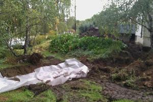 Drnering villa Mlarhjden Hgersten Vstertorp Midsommarkransen Frungen Segeltorp Herrngen Krkvik Smista Brdng Skrholmen Stra Vrby grd Johannesdal Fittja Hallunda Alby Tullinge Huddinge Tumba Salem. Isolering grund med 2x100mm Pordrn. Grund insprngt i berg, drnering, isolering grund inget alternativ. Gjutning hlkrl grund/berg. Drnering mark runt fastighet. Anlggning traditionell stenkista med sten. Dagvatten stuprr anslutna till stenkista, drnering ansluten till kommunala system. CFS Bygg AB // Grv & Drnering Stockholm AB