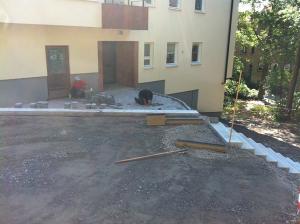 Iordningstllande av grdsplan mellan 2 flerfamiljsbostder. Urschaktning massor, nytt brlager av bergkross. Stdmur och fristende mur fr rabatter. Kantsten och trappor i granit, varav ene trapp i 2steg och 8m bred. Markrnnor samt brunn med sandfng. Marksten ca:170kwm. Frberett med el lngst efter mur fr belysning. Lsbart trafikhinder vid infart. Bostadsrttsfrening Brf Hyresfastighet Hyreshus Johanneshov Nacka Hammarby Enskede lvsj Hgersten lvsj Frungen Stureby Tyres Solsidan Bjrkns Orminge
