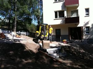 Iordningstllande av grdsplan mellan 2 flerfamiljsbostder. Urschaktning massor, nytt brlager av bergkross. Stdmur och fristende mur fr rabatter. Kantsten och trappor i granit, varav ene trapp i 2steg och 8m bred. Markrnnor samt brunn med sandfng. Marksten ca:170kwm. Frberett med el lngst efter mur fr belysning. Lsbart trafikhinder vid infart. Bostadsrttsfrening Brf Hyresfastighet Hyreshus Johanneshov Nacka Hammarby Enskede lvsj Hgersten lvsj Frungen Stureby Tyres Solsidan Bjrkns Orminge