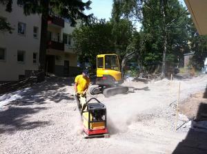 Iordningstllande av grdsplan mellan 2 flerfamiljsbostder. Urschaktning massor, nytt brlager av bergkross. Stdmur och fristende mur fr rabatter. Kantsten och trappor i granit, varav ene trapp i 2steg och 8m bred. Markrnnor samt brunn med sandfng. Marksten ca:170kwm. Frberett med el lngst efter mur fr belysning. Lsbart trafikhinder vid infart. Bostadsrttsfrening Brf Hyresfastighet Hyreshus Johanneshov Nacka Hammarby Enskede lvsj Hgersten lvsj Frungen Stureby Tyres Solsidan Bjrkns Orminge