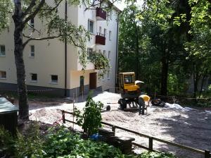 Iordningstllande av grdsplan mellan 2 flerfamiljsbostder. Urschaktning massor, nytt brlager av bergkross. Stdmur och fristende mur fr rabatter. Kantsten och trappor i granit, varav ene trapp i 2steg och 8m bred. Markrnnor samt brunn med sandfng. Marksten ca:170kwm. Frberett med el lngst efter mur fr belysning. Lsbart trafikhinder vid infart. Bostadsrttsfrening Brf Hyresfastighet Hyreshus Johanneshov Nacka Hammarby Enskede lvsj Hgersten lvsj Frungen Stureby Tyres Solsidan Bjrkns Orminge