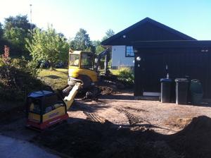 Marksten stdmur garage uppfart villa .Tby kersberga Vallentuna Sollentuna Danderyd Djursholm Stocksund Solna Bergshammra Ekhagen Hjorthagen Liding Urschaktning massor, nytt brlager av bergkross container. Stdmur och fristende mur fr rabatt. Uppmurade hrnstolpar. Kantsten och trappor i dark granit. Marksten ca:120kwm. Snygga LED lampor infllda i mur.Belysning trdgrd. Drnera Drnering 