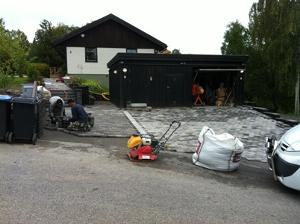 Marksten stdmur garage uppfart villa .Tby kersberga Vallentuna Sollentuna Danderyd Djursholm Stocksund Solna Bergshammra Ekhagen Hjorthagen Liding Urschaktning massor, nytt brlager av bergkross container. Stdmur och fristende mur fr rabatt. Uppmurade hrnstolpar. Kantsten och trappor i dark granit. Marksten ca:120kwm. Snygga LED lampor infllda i mur.Belysning trdgrd. Drnera Drnering 