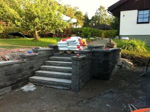 Marksten stdmur garage uppfart villa .Tby kersberga Vallentuna Sollentuna Danderyd Djursholm Stocksund Solna Bergshammra Ekhagen Hjorthagen Liding Urschaktning massor, nytt brlager av bergkross container. Stdmur och fristende mur fr rabatt. Uppmurade hrnstolpar. Kantsten och trappor i dark granit. Marksten ca:120kwm. Snygga LED lampor infllda i mur.Belysning trdgrd. Drnera Drnering 