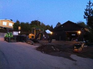 Marksten stdmur garage uppfart villa .Tby kersberga Vallentuna Sollentuna Danderyd Djursholm Stocksund Solna Bergshammra Ekhagen Hjorthagen Liding Urschaktning massor, nytt brlager av bergkross container. Stdmur och fristende mur fr rabatt. Uppmurade hrnstolpar. Kantsten och trappor i dark granit. Marksten ca:120kwm. Snygga LED lampor infllda i mur.Belysning trdgrd. Drnera Drnering 