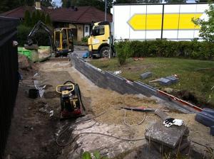 Marksten stdmur garage uppfart villa .Tby kersberga Vallentuna Sollentuna Danderyd Djursholm Stocksund Solna Bergshammra Ekhagen Hjorthagen Liding Urschaktning massor, nytt brlager av bergkross container. Stdmur och fristende mur fr rabatt. Uppmurade hrnstolpar. Kantsten och trappor i dark granit. Marksten ca:120kwm. Snygga LED lampor infllda i mur.Belysning trdgrd. Drnera Drnering 