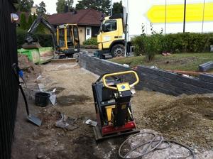 Marksten stdmur garage uppfart villa .Tby kersberga Vallentuna Sollentuna Danderyd Djursholm Stocksund Solna Bergshammra Ekhagen Hjorthagen Liding Urschaktning massor, nytt brlager av bergkross container. Stdmur och fristende mur fr rabatt. Uppmurade hrnstolpar. Kantsten och trappor i dark granit. Marksten ca:120kwm. Snygga LED lampor infllda i mur.Belysning trdgrd. Drnera Drnering 