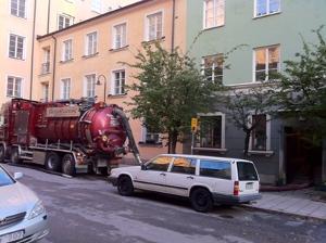 Drnering Drnera Innergrd Bakgrd Innegrd flerfamiljsbostad Brf bostadsrttsfrening Stockholm Vasastaden stermalm Norrmalm Kungsholmen Kristineberg Fredhll Marieberg Gamla Stan Stora Essingen Lilla Essingen Sdermalm Liljeholmen Grndal Aspdden Missommarkransen Ekensberg. Mobil kran fr inlyft av 3tons grvmaskin och material. Ur schaktning asfalt samt betong platta innergrd. Ca: 35 lyft med massor ut fr bortforsling. Rivning tidigare isolering grund. Berg ligger mkt nra grund, grvs samt sugs ut med sug bil. Primer berg och grund fr bttre vidhftning samt gjutning rnndal med fall mot pumpgrop. Tv pumpgropar installeras, (dagvatten och drnering skall om mjligt separeras). Brunn installeras p grden. Drnering isolering grund med 2x100mm Pordrn. Brlager av bergkross som blir underlag fr kommande marksten. CFS Bygg AB // Grv & Drnering Stockholm AB 