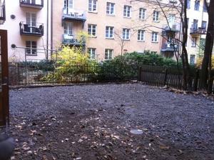 Drnering Drnera Innergrd Bakgrd Innegrd flerfamiljsbostad Brf bostadsrttsfrening Stockholm Vasastaden stermalm Norrmalm Kungsholmen Kristineberg Fredhll Marieberg Gamla Stan Stora Essingen Lilla Essingen Sdermalm Liljeholmen Grndal Aspdden Missommarkransen Ekensberg. Mobil kran fr inlyft av 3tons grvmaskin och material. Ur schaktning asfalt samt betong platta innergrd. Ca: 35 lyft med massor ut fr bortforsling. Rivning tidigare isolering grund. Berg ligger mkt nra grund, grvs samt sugs ut med sug bil. Primer berg och grund fr bttre vidhftning samt gjutning rnndal med fall mot pumpgrop. Tv pumpgropar installeras, (dagvatten och drnering skall om mjligt separeras). Brunn installeras p grden. Drnering isolering grund med 2x100mm Pordrn. Brlager av bergkross som blir underlag fr kommande marksten. CFS Bygg AB // Grv & Drnering Stockholm AB 