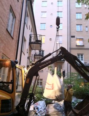 Drnering Drnera Innergrd Bakgrd Innegrd flerfamiljsbostad Brf bostadsrttsfrening Stockholm Vasastaden stermalm Norrmalm Kungsholmen Kristineberg Fredhll Marieberg Gamla Stan Stora Essingen Lilla Essingen Sdermalm Liljeholmen Grndal Aspdden Missommarkransen Ekensberg. Mobil kran fr inlyft av 3tons grvmaskin och material. Ur schaktning asfalt samt betong platta innergrd. Ca: 35 lyft med massor ut fr bortforsling. Rivning tidigare isolering grund. Berg ligger mkt nra grund, grvs samt sugs ut med sug bil. Primer berg och grund fr bttre vidhftning samt gjutning rnndal med fall mot pumpgrop. Tv pumpgropar installeras, (dagvatten och drnering skall om mjligt separeras). Brunn installeras p grden. Drnering isolering grund med 2x100mm Pordrn. Brlager av bergkross som blir underlag fr kommande marksten. CFS Bygg AB // Grv & Drnering Stockholm AB 