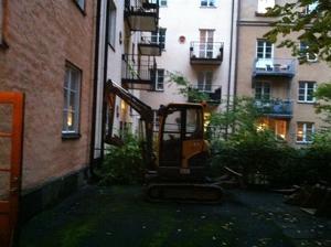 Drnering Drnera Innergrd Bakgrd Innegrd flerfamiljsbostad Brf bostadsrttsfrening Stockholm Vasastaden stermalm Norrmalm Kungsholmen Kristineberg Fredhll Marieberg Gamla Stan Stora Essingen Lilla Essingen Sdermalm Liljeholmen Grndal Aspdden Missommarkransen Ekensberg. Mobil kran fr inlyft av 3tons grvmaskin och material. Ur schaktning asfalt samt betong platta innergrd. Ca: 35 lyft med massor ut fr bortforsling. Rivning tidigare isolering grund. Berg ligger mkt nra grund, grvs samt sugs ut med sug bil. Primer berg och grund fr bttre vidhftning samt gjutning rnndal med fall mot pumpgrop. Tv pumpgropar installeras, (dagvatten och drnering skall om mjligt separeras). Brunn installeras p grden. Drnering isolering grund med 2x100mm Pordrn. Brlager av bergkross som blir underlag fr kommande marksten. CFS Bygg AB // Grv & Drnering Stockholm AB 