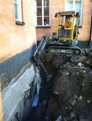 Drnering Drnera Innergrd Bakgrd Innegrd flerfamiljsbostad Brf bostadsrttsfrening Stockholm Vasastaden stermalm Norrmalm Kungsholmen Kristineberg Fredhll Marieberg Gamla Stan Stora Essingen Lilla Essingen Sdermalm Liljeholmen Grndal Aspdden Missommarkransen Ekensberg. Mobil kran fr inlyft av 3tons grvmaskin och material. Ur schaktning asfalt samt betong platta innergrd. Ca: 35 lyft med massor ut fr bortforsling. Rivning tidigare isolering grund. Berg ligger mkt nra grund, grvs samt sugs ut med sug bil. Primer berg och grund fr bttre vidhftning samt gjutning rnndal med fall mot pumpgrop. Tv pumpgropar installeras, (dagvatten och drnering skall om mjligt separeras). Brunn installeras p grden. Drnering isolering grund med 2x100mm Pordrn. Brlager av bergkross som blir underlag fr kommande marksten. CFS Bygg AB // Grv & Drnering Stockholm AB 