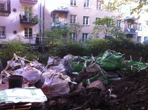 Drnering Drnera Innergrd Bakgrd Innegrd flerfamiljsbostad Brf bostadsrttsfrening Stockholm Vasastaden stermalm Norrmalm Kungsholmen Kristineberg Fredhll Marieberg Gamla Stan Stora Essingen Lilla Essingen Sdermalm Liljeholmen Grndal Aspdden Missommarkransen Ekensberg. Mobil kran fr inlyft av 3tons grvmaskin och material. Ur schaktning asfalt samt betong platta innergrd. Ca: 35 lyft med massor ut fr bortforsling. Rivning tidigare isolering grund. Berg ligger mkt nra grund, grvs samt sugs ut med sug bil. Primer berg och grund fr bttre vidhftning samt gjutning rnndal med fall mot pumpgrop. Tv pumpgropar installeras, (dagvatten och drnering skall om mjligt separeras). Brunn installeras p grden. Drnering isolering grund med 2x100mm Pordrn. Brlager av bergkross som blir underlag fr kommande marksten. CFS Bygg AB // Grv & Drnering Stockholm AB 