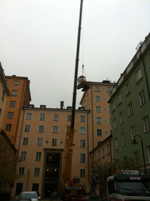 Drnering Drnera Innergrd Bakgrd Innegrd flerfamiljsbostad Brf bostadsrttsfrening Stockholm Vasastaden stermalm Norrmalm Kungsholmen Kristineberg Fredhll Marieberg Gamla Stan Stora Essingen Lilla Essingen Sdermalm Liljeholmen Grndal Aspdden Missommarkransen Ekensberg. Mobil kran fr inlyft av 3tons grvmaskin och material. Ur schaktning asfalt samt betong platta innergrd. Ca: 35 lyft med massor ut fr bortforsling. Rivning tidigare isolering grund. Berg ligger mkt nra grund, grvs samt sugs ut med sug bil. Primer berg och grund fr bttre vidhftning samt gjutning rnndal med fall mot pumpgrop. Tv pumpgropar installeras, (dagvatten och drnering skall om mjligt separeras). Brunn installeras p grden. Drnering isolering grund med 2x100mm Pordrn. Brlager av bergkross som blir underlag fr kommande marksten. CFS Bygg AB // Grv & Drnering Stockholm AB 
