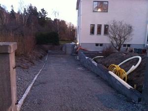 Marksten, stdmur, trappor garagenedfart.Spnga Jrflla Vllingby Hsselby Sundbyberg Solna Bromma Traneberg St Mossen ppelviken lsten Ulvsunda Nockeby Drottningholm Eker ngby  Rivning befintliga trappor och sophus i betong. Urschaktning massor, nytt brlager av bergkross. Rivning platta fr vrmepump, gjutning ny med ingjutet avlopp. Markrnna vid garage samt brunn med sandfng centrerat p lgpunkt nedfart.Stdmur med murad och putsad leca sten, topp av granit. Kantsten och trappor i granit. Snygga LED lampor infllda i mur. CFS Bygg AB // Grv & Drnering Stockholm AB