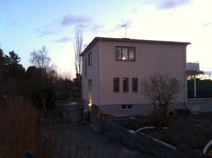 Marksten, stdmur, trappor garagenedfart.Spnga Jrflla Vllingby Hsselby Sundbyberg Solna Bromma Traneberg St Mossen ppelviken lsten Ulvsunda Nockeby Drottningholm Eker ngby  Rivning befintliga trappor och sophus i betong. Urschaktning massor, nytt brlager av bergkross. Rivning platta fr vrmepump, gjutning ny med ingjutet avlopp. Markrnna vid garage samt brunn med sandfng centrerat p lgpunkt nedfart.Stdmur med murad och putsad leca sten, topp av granit. Kantsten och trappor i granit. Snygga LED lampor infllda i mur. CFS Bygg AB // Grv & Drnering Stockholm AB