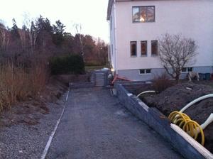 Marksten, stdmur, trappor garagenedfart.Spnga Jrflla Vllingby Hsselby Sundbyberg Solna Bromma Traneberg St Mossen ppelviken lsten Ulvsunda Nockeby Drottningholm Eker ngby  Rivning befintliga trappor och sophus i betong. Urschaktning massor, nytt brlager av bergkross. Rivning platta fr vrmepump, gjutning ny med ingjutet avlopp. Markrnna vid garage samt brunn med sandfng centrerat p lgpunkt nedfart.Stdmur med murad och putsad leca sten, topp av granit. Kantsten och trappor i granit. Snygga LED lampor infllda i mur. CFS Bygg AB // Grv & Drnering Stockholm AB