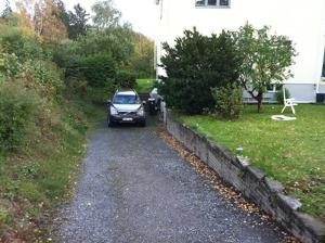 Marksten, stdmur, trappor garagenedfart.Spnga Jrflla Vllingby Hsselby Sundbyberg Solna Bromma Traneberg St Mossen ppelviken lsten Ulvsunda Nockeby Drottningholm Eker ngby  Rivning befintliga trappor och sophus i betong. Urschaktning massor, nytt brlager av bergkross. Rivning platta fr vrmepump, gjutning ny med ingjutet avlopp. Markrnna vid garage samt brunn med sandfng centrerat p lgpunkt nedfart.Stdmur med murad och putsad leca sten, topp av granit. Kantsten och trappor i granit. Snygga LED lampor infllda i mur. CFS Bygg AB // Grv & Drnering Stockholm AB