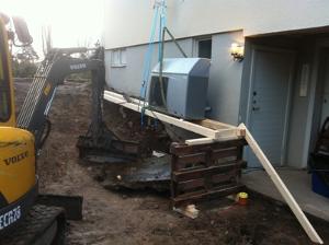Marksten, stdmur, trappor garagenedfart.Spnga Jrflla Vllingby Hsselby Sundbyberg Solna Bromma Traneberg St Mossen ppelviken lsten Ulvsunda Nockeby Drottningholm Eker ngby  Rivning befintliga trappor och sophus i betong. Urschaktning massor, nytt brlager av bergkross. Rivning platta fr vrmepump, gjutning ny med ingjutet avlopp. Markrnna vid garage samt brunn med sandfng centrerat p lgpunkt nedfart.Stdmur med murad och putsad leca sten, topp av granit. Kantsten och trappor i granit. Snygga LED lampor infllda i mur. CFS Bygg AB // Grv & Drnering Stockholm AB