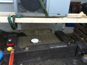 Marksten, stdmur, trappor garagenedfart.Spnga Jrflla Vllingby Hsselby Sundbyberg Solna Bromma Traneberg St Mossen ppelviken lsten Ulvsunda Nockeby Drottningholm Eker ngby  Rivning befintliga trappor och sophus i betong. Urschaktning massor, nytt brlager av bergkross. Rivning platta fr vrmepump, gjutning ny med ingjutet avlopp. Markrnna vid garage samt brunn med sandfng centrerat p lgpunkt nedfart.Stdmur med murad och putsad leca sten, topp av granit. Kantsten och trappor i granit. Snygga LED lampor infllda i mur. CFS Bygg AB // Grv & Drnering Stockholm AB