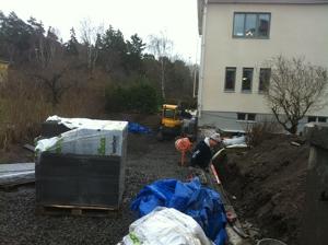Marksten, stdmur, trappor garagenedfart.Spnga Jrflla Vllingby Hsselby Sundbyberg Solna Bromma Traneberg St Mossen ppelviken lsten Ulvsunda Nockeby Drottningholm Eker ngby  Rivning befintliga trappor och sophus i betong. Urschaktning massor, nytt brlager av bergkross. Rivning platta fr vrmepump, gjutning ny med ingjutet avlopp. Markrnna vid garage samt brunn med sandfng centrerat p lgpunkt nedfart.Stdmur med murad och putsad leca sten, topp av granit. Kantsten och trappor i granit. Snygga LED lampor infllda i mur. CFS Bygg AB // Grv & Drnering Stockholm AB