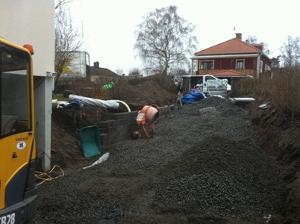 Marksten, stdmur, trappor garagenedfart.Spnga Jrflla Vllingby Hsselby Sundbyberg Solna Bromma Traneberg St Mossen ppelviken lsten Ulvsunda Nockeby Drottningholm Eker ngby  Rivning befintliga trappor och sophus i betong. Urschaktning massor, nytt brlager av bergkross. Rivning platta fr vrmepump, gjutning ny med ingjutet avlopp. Markrnna vid garage samt brunn med sandfng centrerat p lgpunkt nedfart.Stdmur med murad och putsad leca sten, topp av granit. Kantsten och trappor i granit. Snygga LED lampor infllda i mur. CFS Bygg AB // Grv & Drnering Stockholm AB